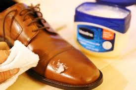 Bảo quản giày bằng cách bôi kem vaseline