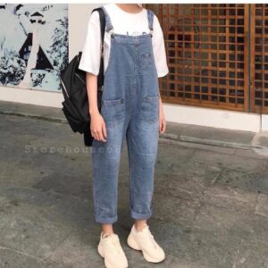 chiếc quần yếm và giày thể thao